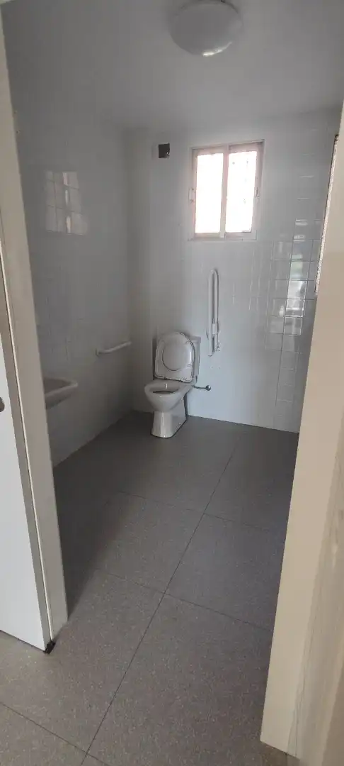 Bany de Local de lloguer en Benavente amb Aire condicionat i Calefacció