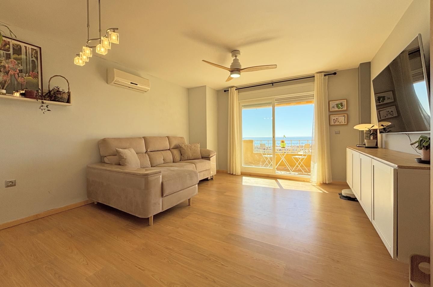 Living room of Apartment for sale in Estepona  with Air Conditioner, Parquet flooring and Terrace