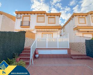 Vista exterior de Casa o xalet en venda en Torrevieja amb Terrassa, Moblat i Piscina comunitària