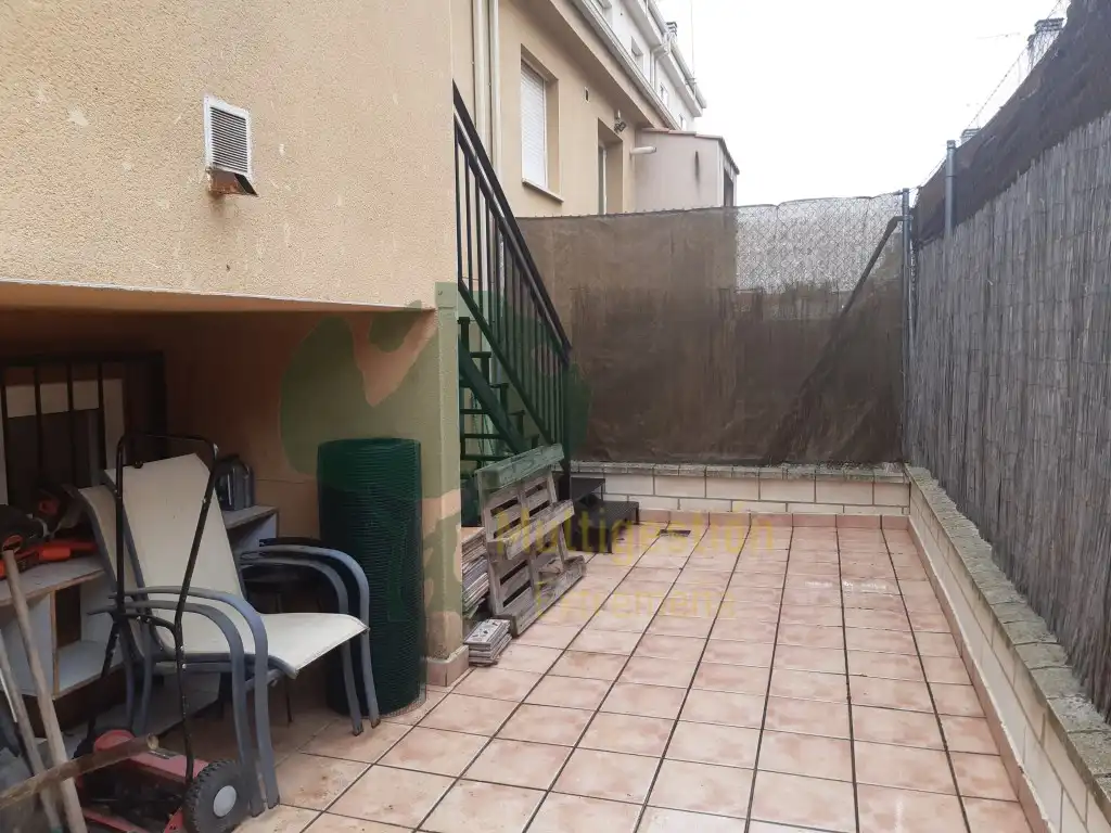 Terrasse von Einfamilien-Reihenhaus zur Miete in Cáceres