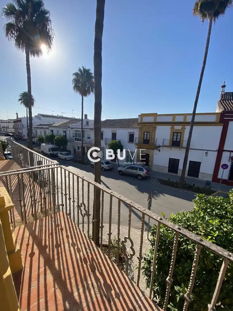Vista exterior de Casa o xalet en venda en Lebrija amb Calefacció, Jardí privat i Terrassa
