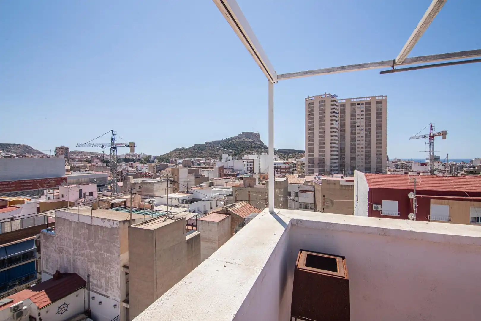 Vista exterior de Àtic en venda en Alicante / Alacant amb Aire condicionat i Terrassa