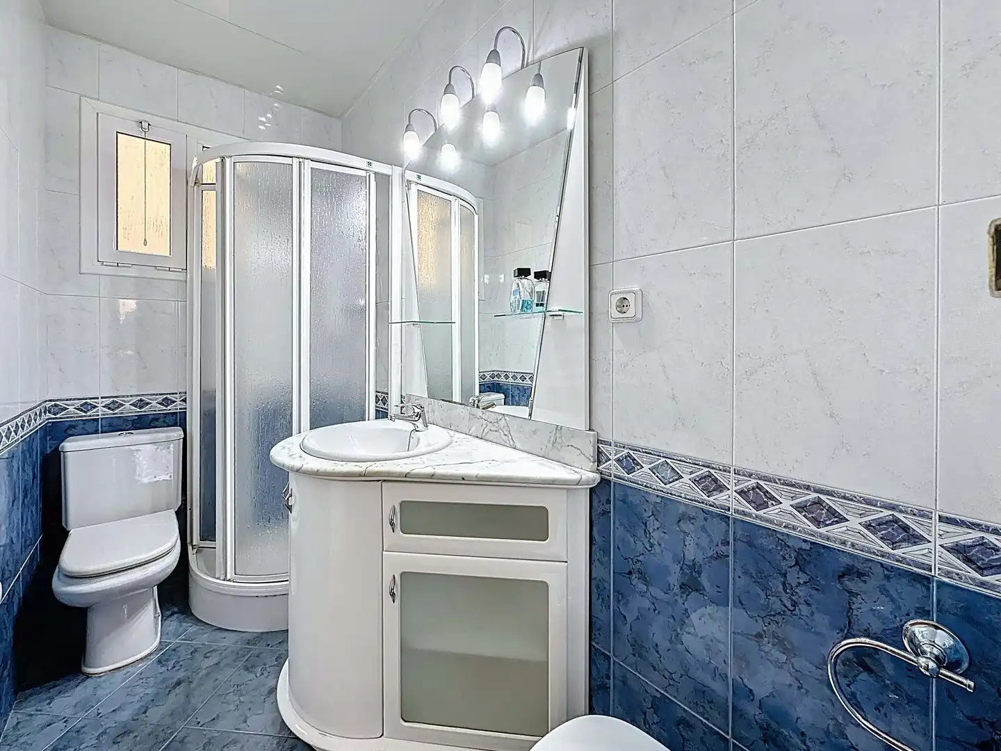 Bathroom of Flat for sale in Terrassa  with Heating