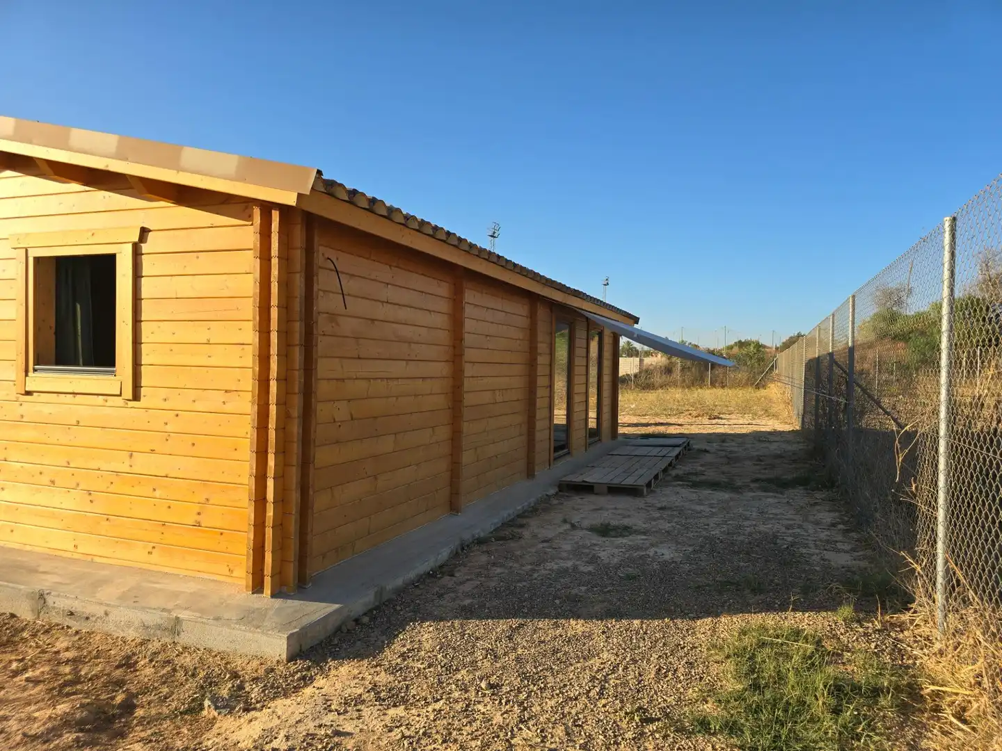 Vista exterior de Casa o chalet en venta en Palomares del Río con Jardín privado