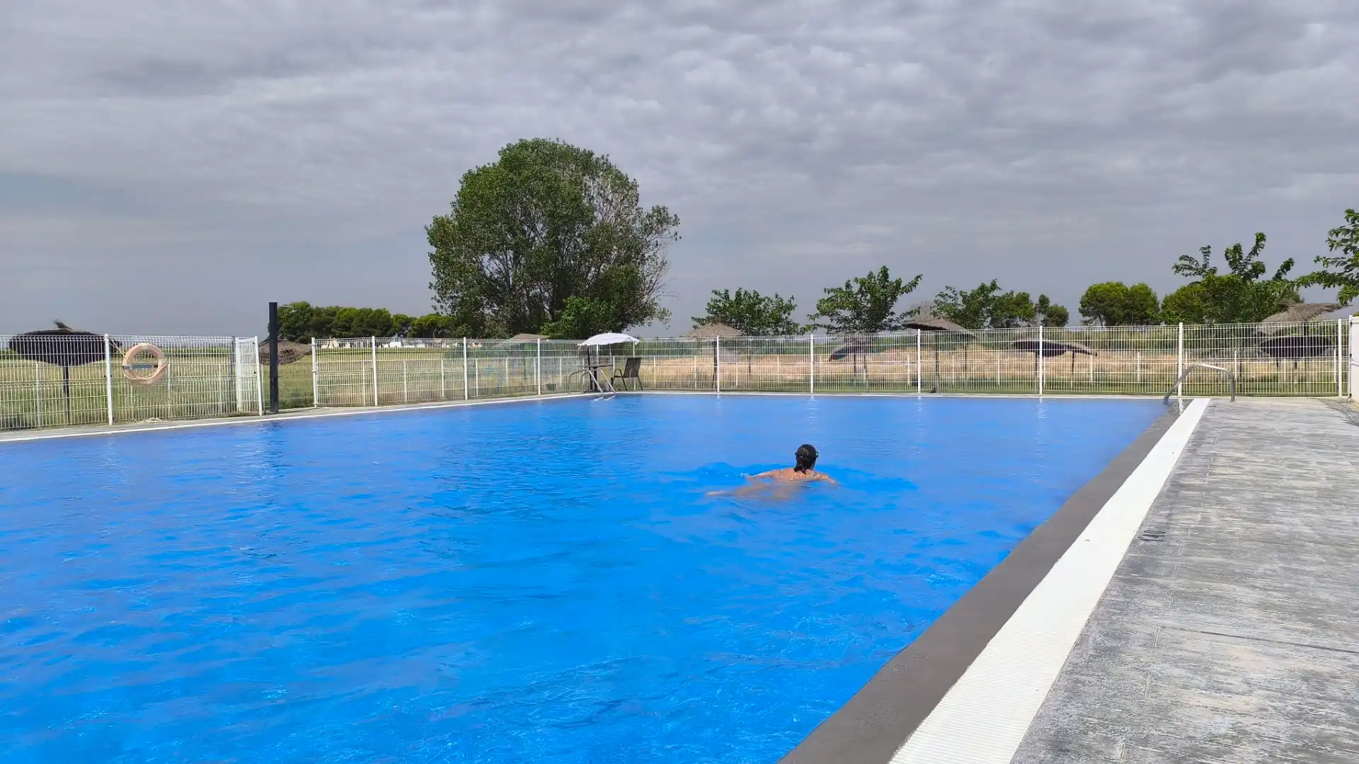 Piscina de Casa adosada en venda en Pinseque amb Aire condicionat, Calefacció i Jardí privat