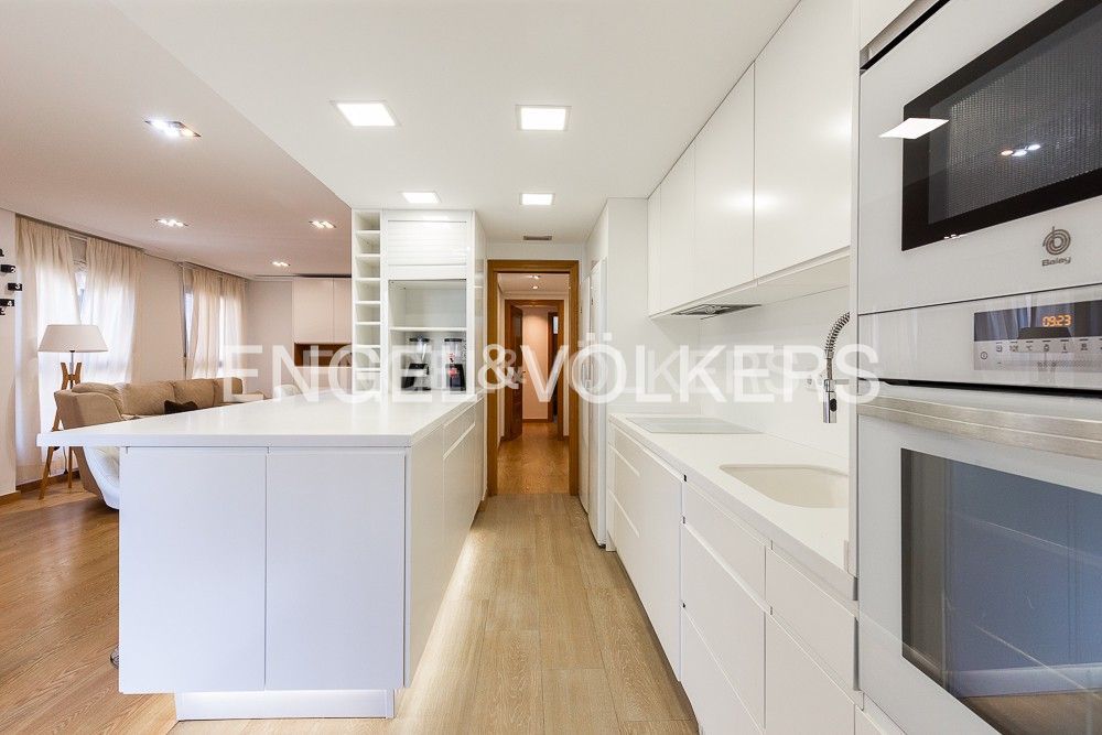 Cuina de Apartament de lloguer en  Valencia Capital amb Aire condicionat, Calefacció i Moblat