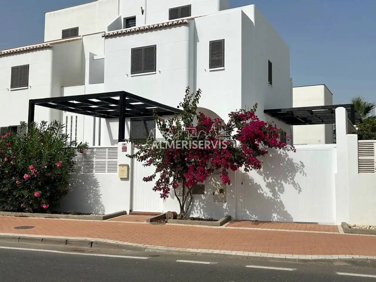 Vista exterior de Casa o xalet en venda en El Ejido amb Terrassa i Piscina