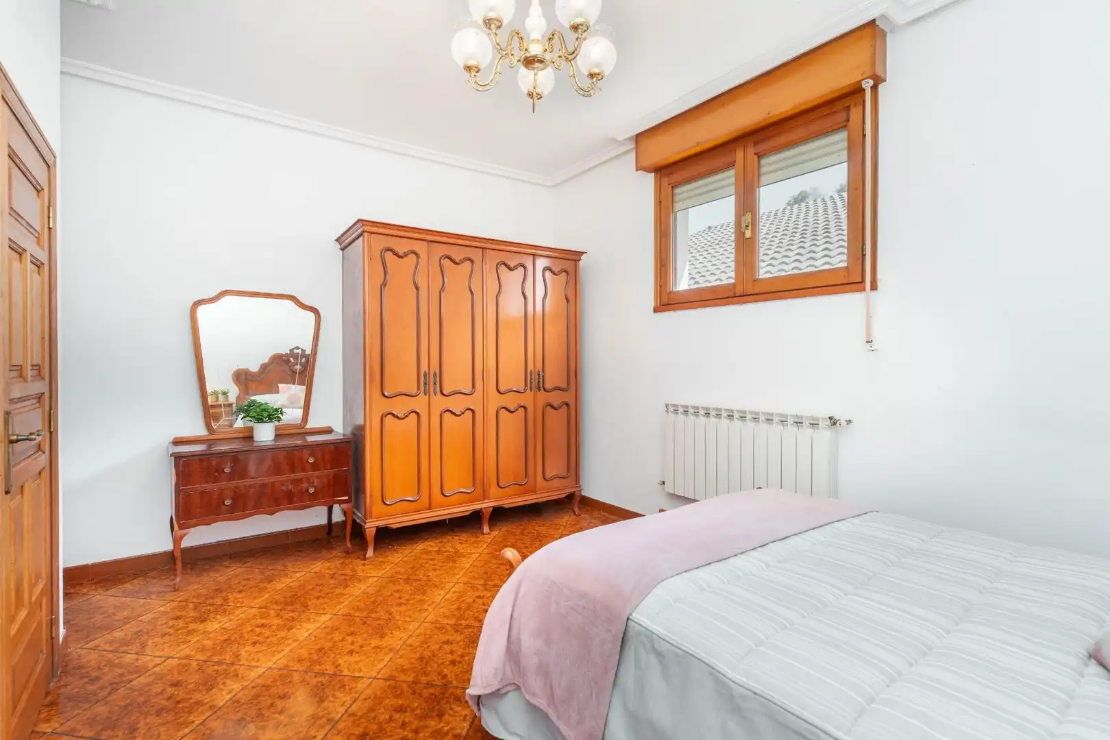 Dormitori de Casa o xalet en venda en Cangas del Narcea amb Calefacció, Terrassa i Moblat