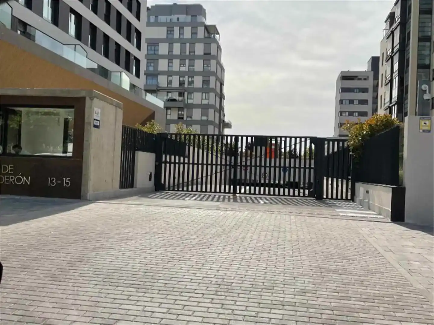 Garaje de alquiler en Calle de Fina de Calderón, 13, Valdebebas - Valdefuentes
