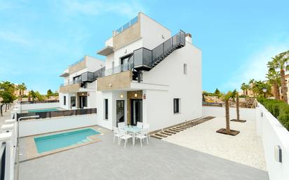 Vista exterior de Casa o xalet en venda en Torrevieja amb Terrassa i Piscina