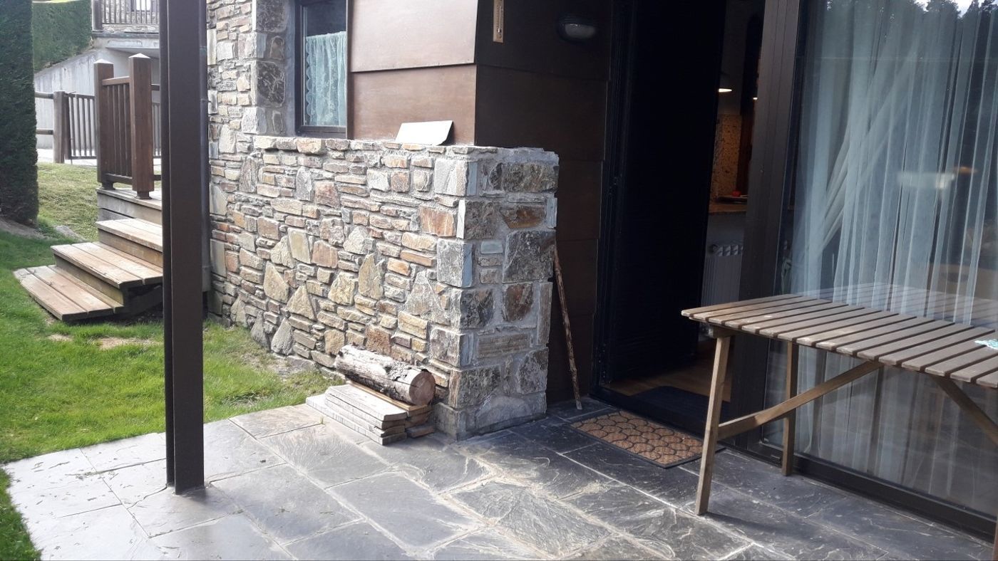 Vista exterior de Dúplex de lloguer en Alp amb Calefacció, Jardí privat i Parquet