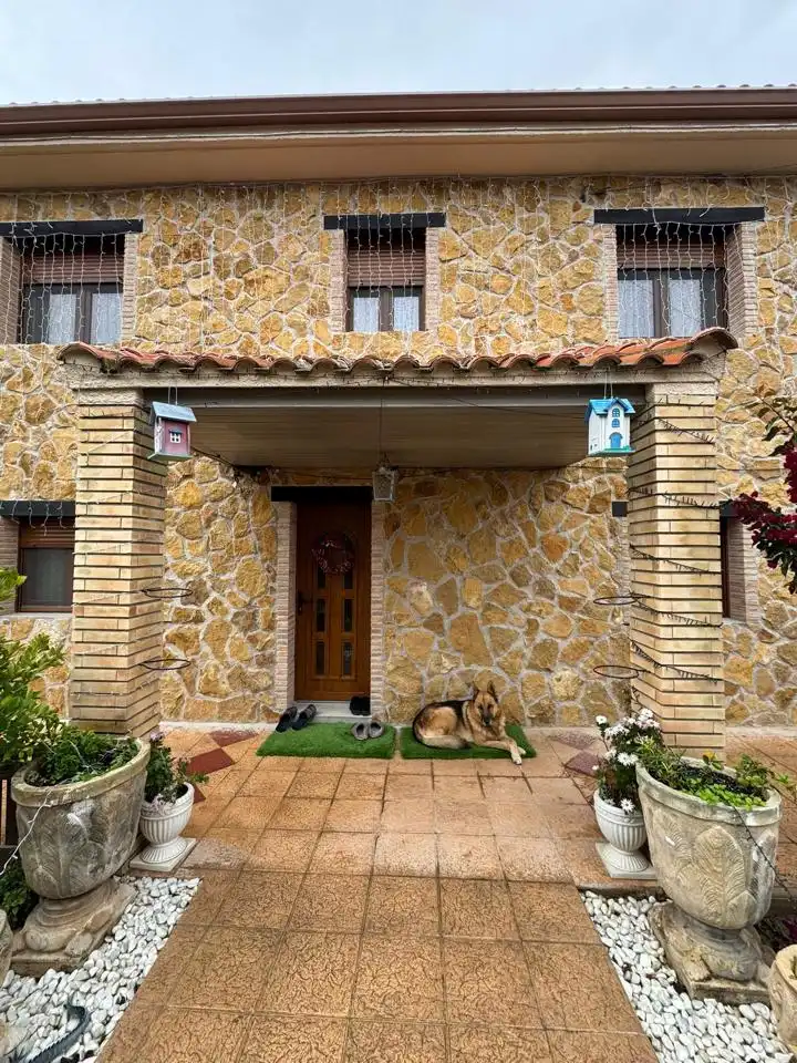 Vista exterior de Casa o xalet en venda en Cadrete amb Aire condicionat, Calefacció i Jardí privat