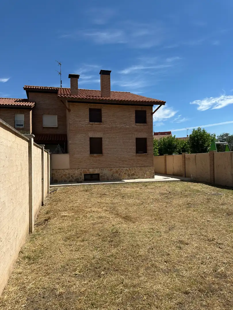 Jardí de Casa adosada en venda en Traspinedo amb Calefacció i Terrassa