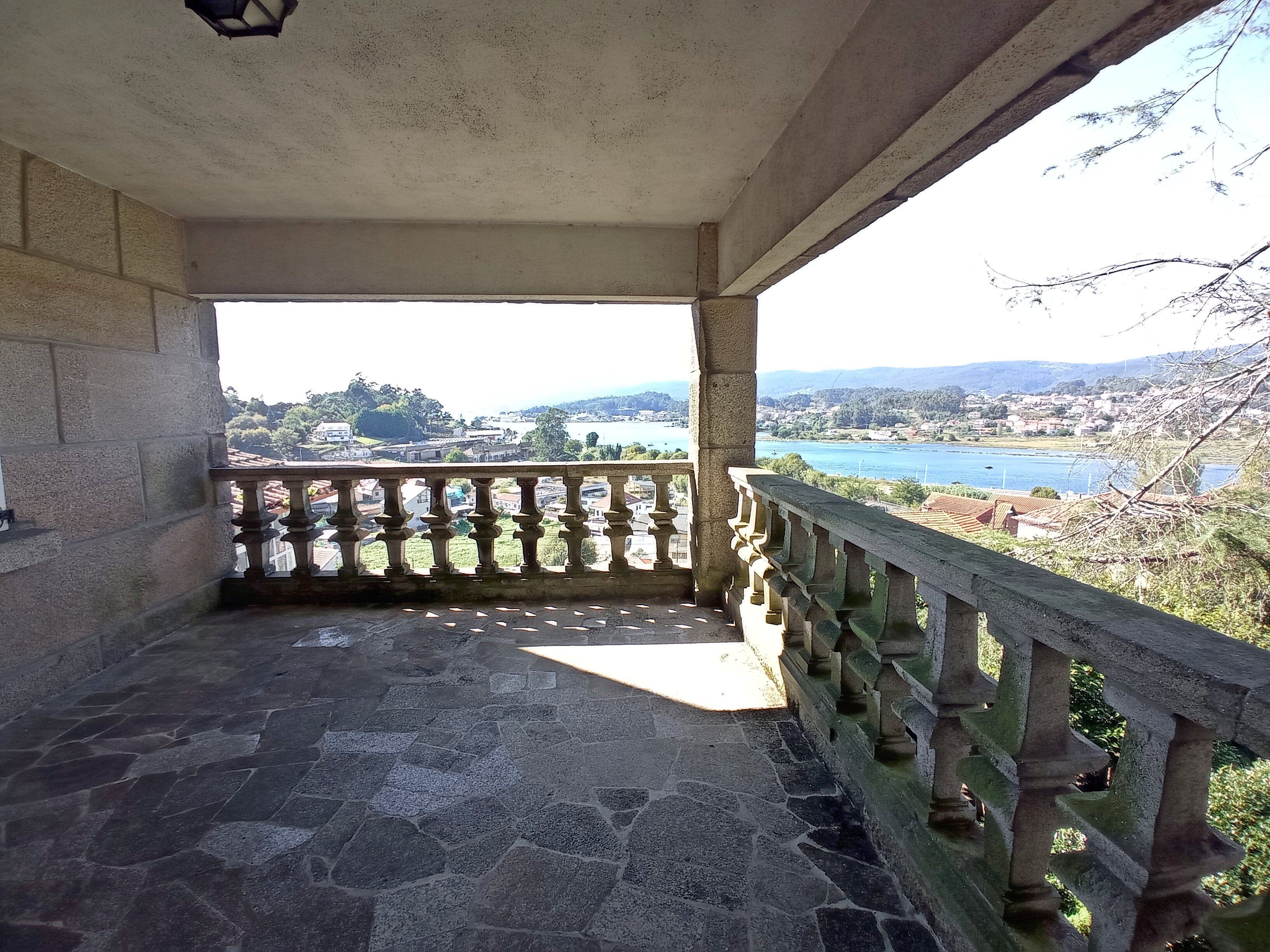 Terrassa de Casa o xalet en venda en Pontevedra Capital  amb Calefacció, Jardí privat i Parquet
