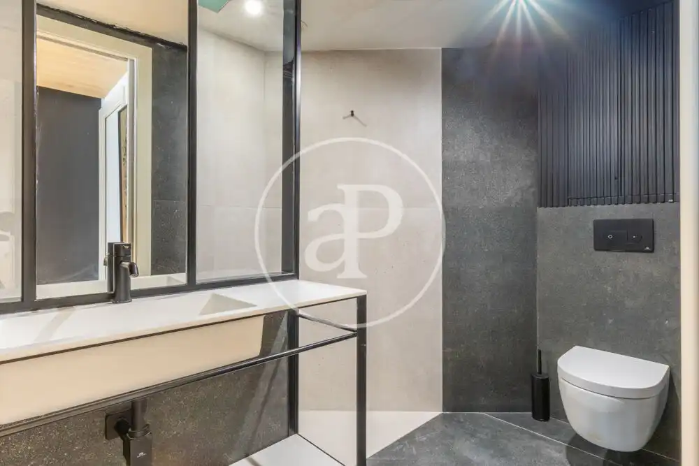 Bathroom of Flat for rent in Valencia  with Air Conditioner, Heating and Terrace