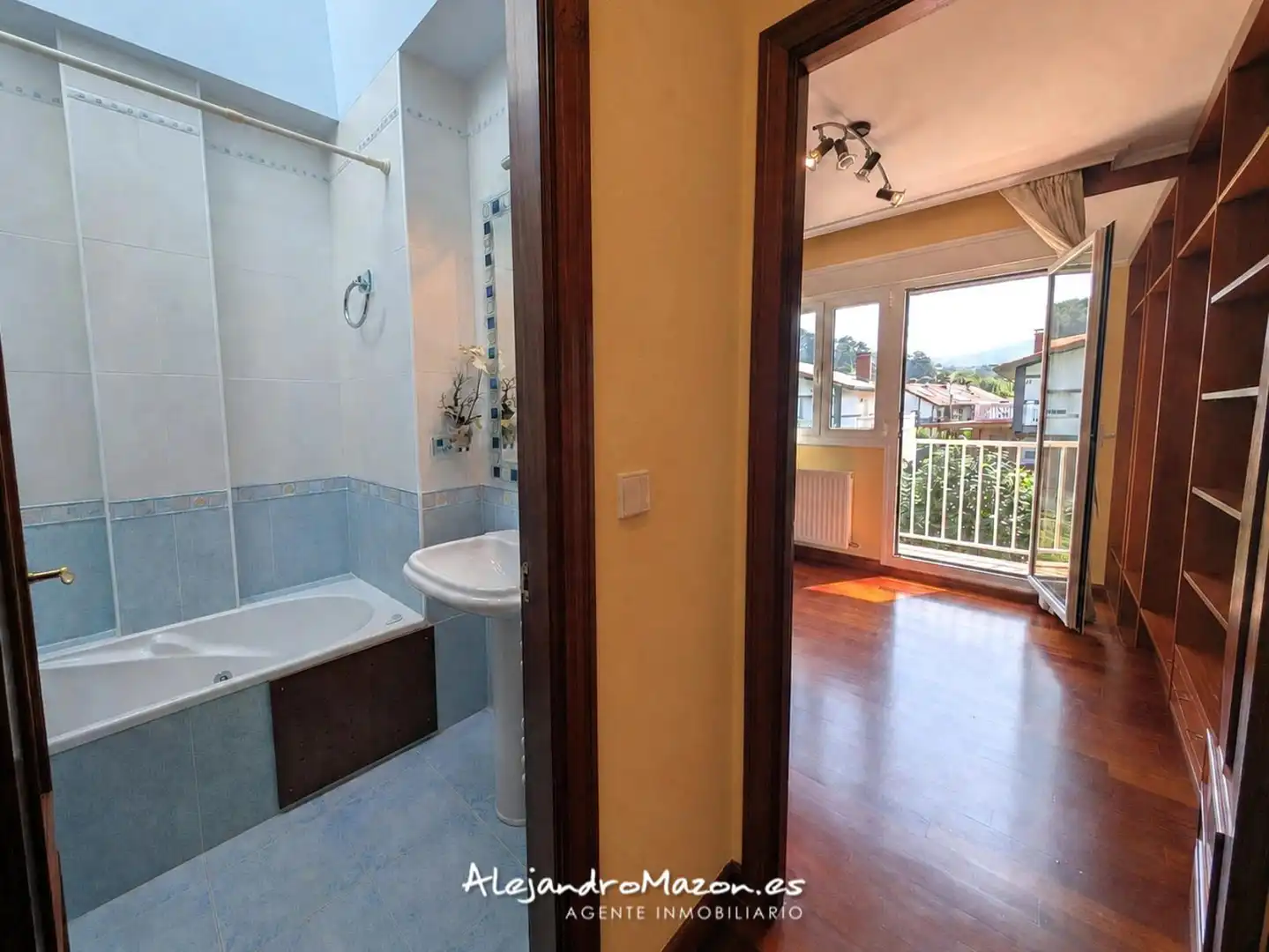 Schlafzimmer von Einfamilien-Reihenhaus zum Verkauf in Castro-Urdiales mit Heizung, Privatgarten und Terrasse