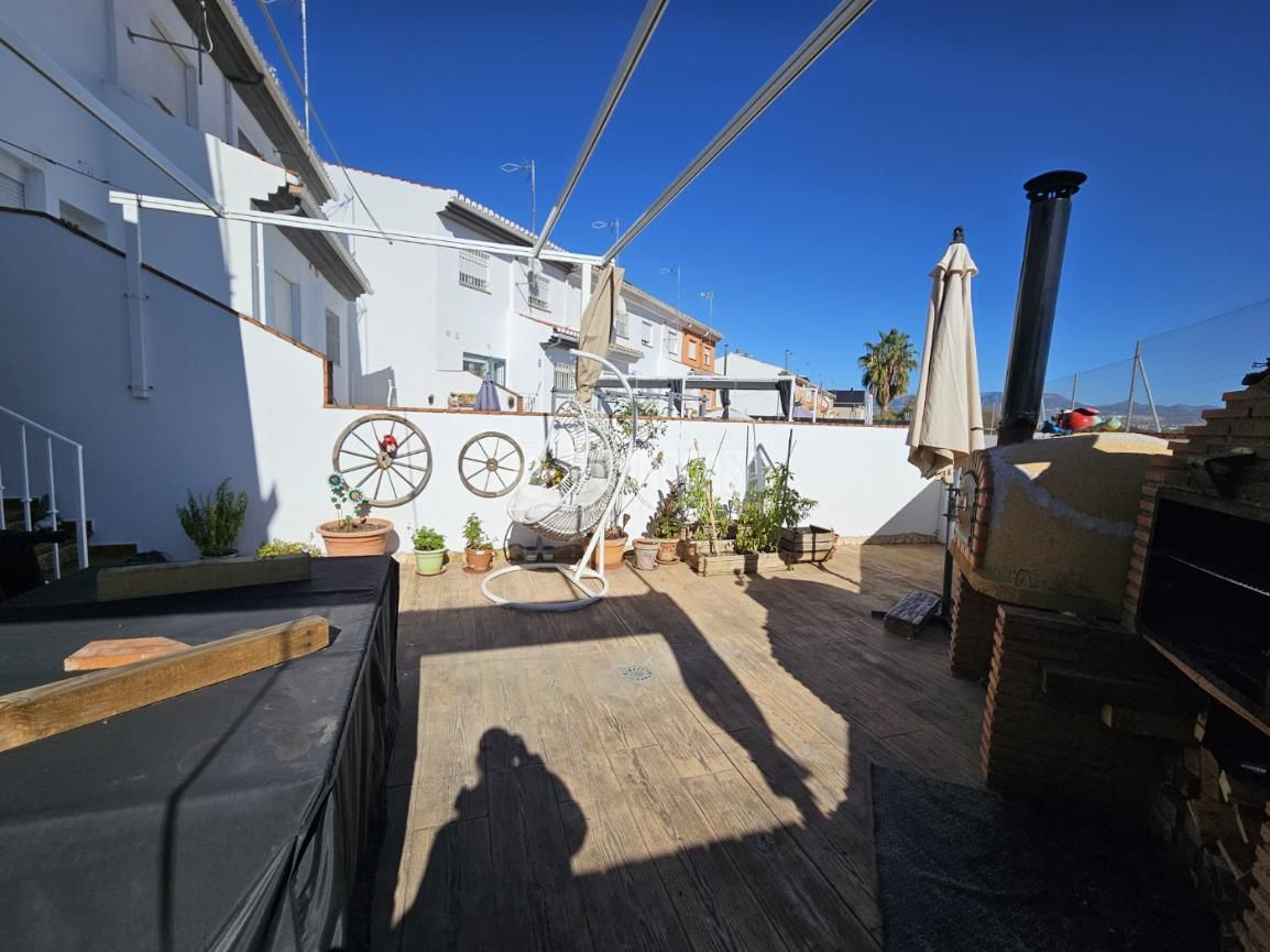 Vista exterior de Casa adosada en venda en Vegas del Genil amb Aire condicionat, Calefacció i Terrassa