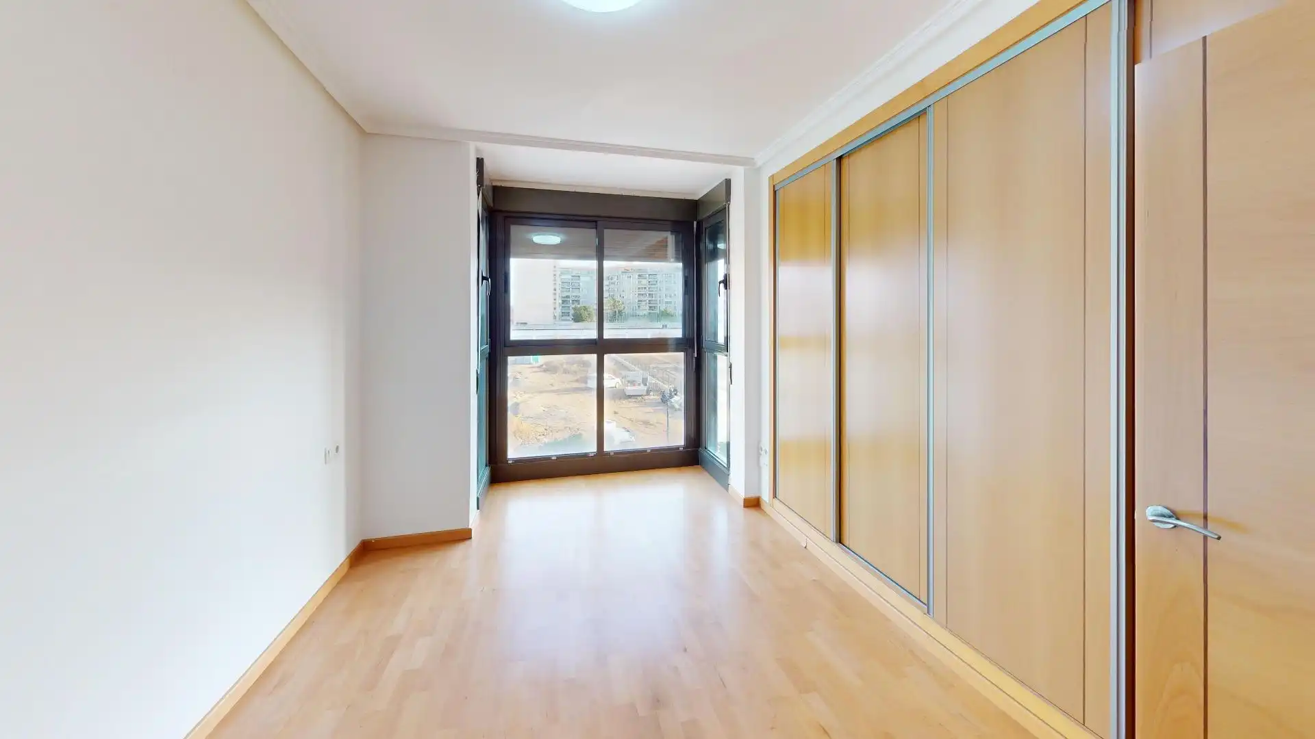 Wohnung zum Verkauf in Valencia mit Klimaanlage, Parkett und Gemeinschaftspool