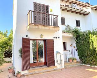 Vista exterior de Casa adosada en venda en Calafell amb Jardí privat i Terrassa