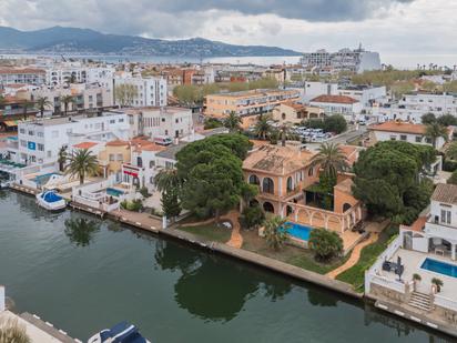 Vista exterior de Casa o xalet en venda en Empuriabrava amb Aire condicionat, Calefacció i Jardí privat