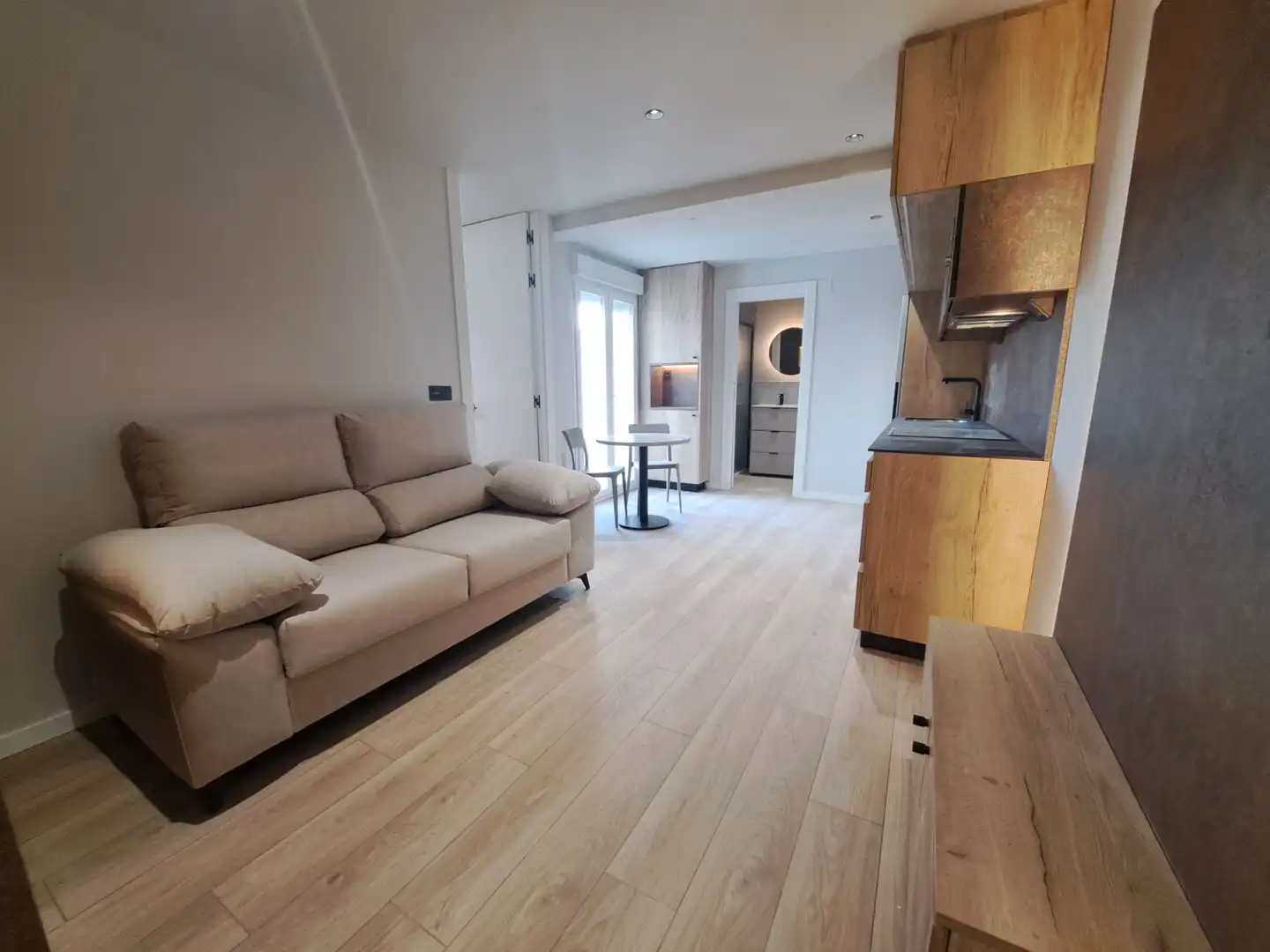 Sala d'estar de Apartament de lloguer en León Capital  amb Parquet, Moblat i Forn