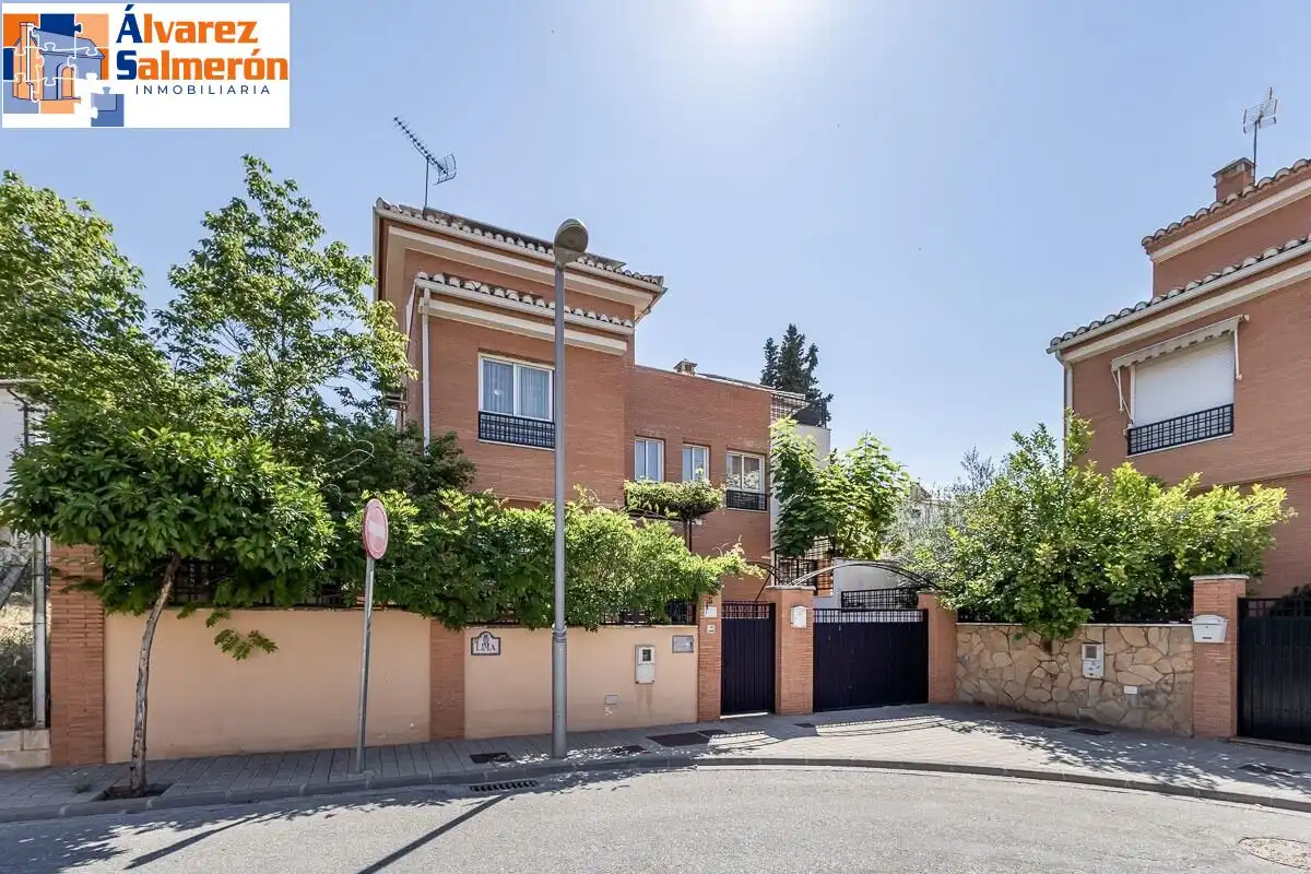 Vista exterior de Casa o chalet en venta en Huétor Vega con Terraza, Piscina y Balcón