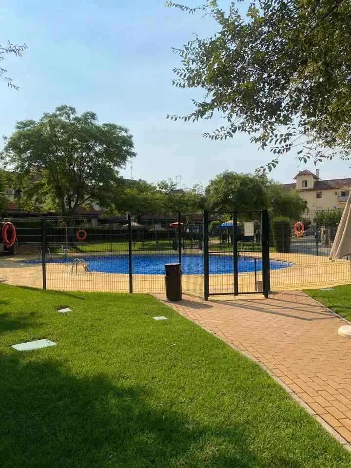 Piscina de Pis de lloguer en Dos Hermanas amb Aire condicionat, Terrassa i Moblat