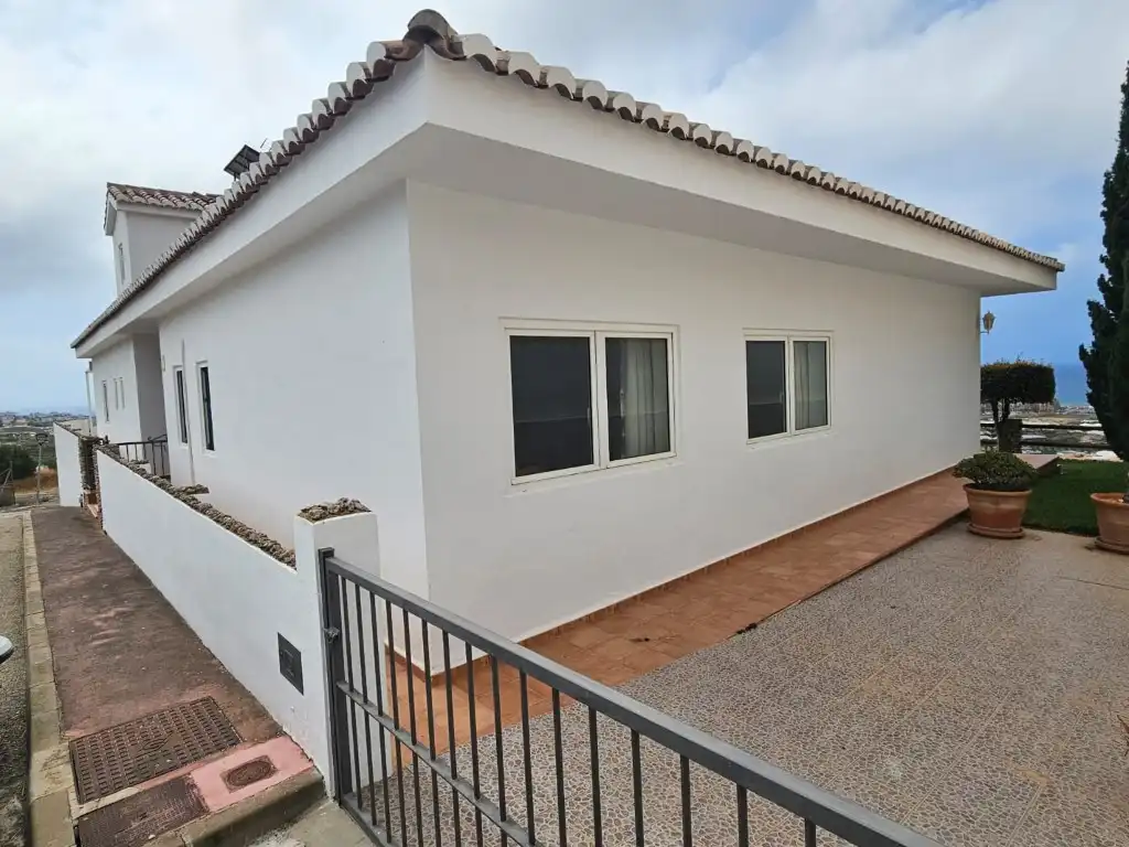 Vista exterior de Casa o xalet en venda en Torrox amb Aire condicionat, Jardí privat i Terrassa