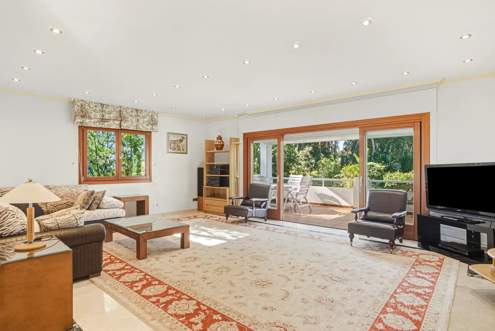 Sala de estar de Casa o chalet en venta en Estepona con Aire acondicionado, Jardín privado y Terraza