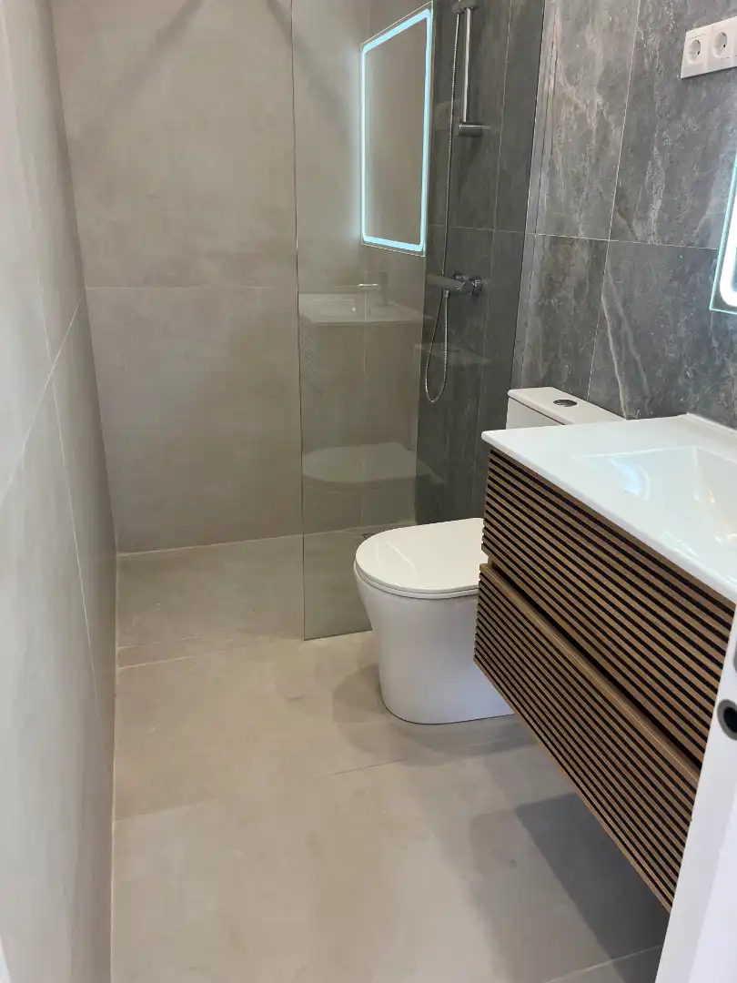Baño de Piso en venta en Madrid con Calefacción, Terraza y Horno