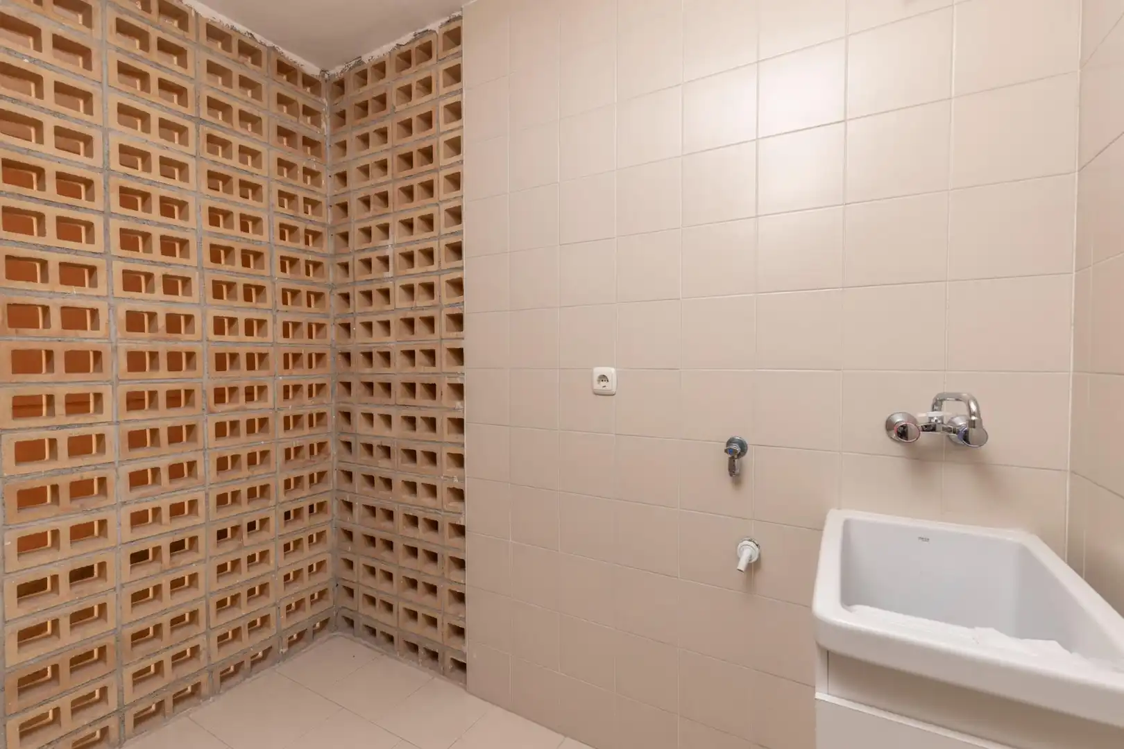 Bathroom of Flat for sale in Granada  with Air Conditioner and Heating