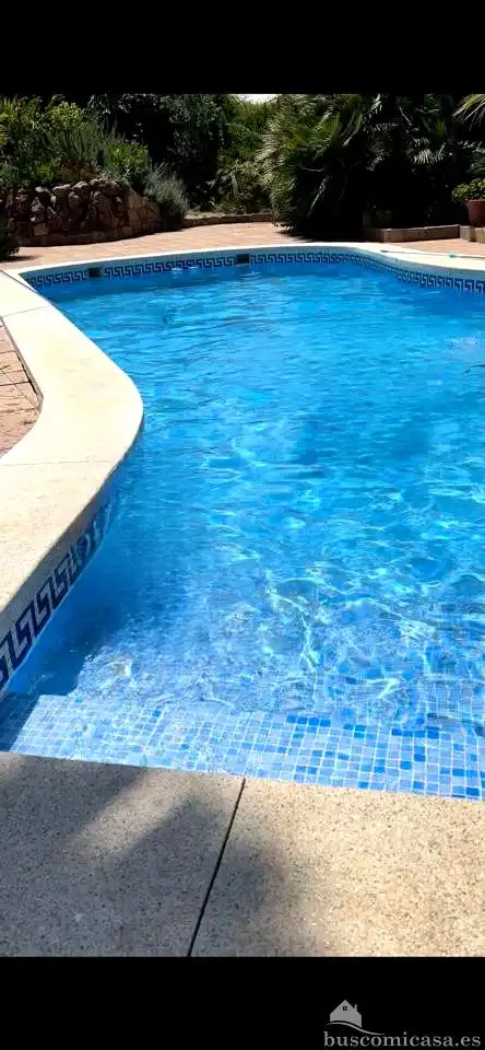 Piscina de Casa adosada en venda en Linares amb Aire condicionat, Jardí privat i Terrassa