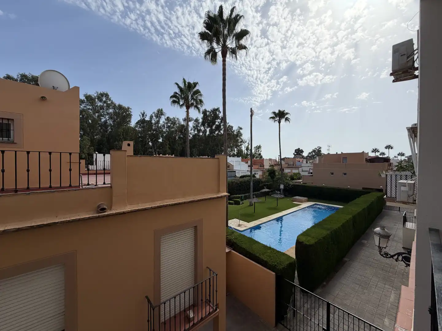 Vista exterior de Dúplex en venta en Estepona con Terraza, Piscina y Piscina comunitaria
