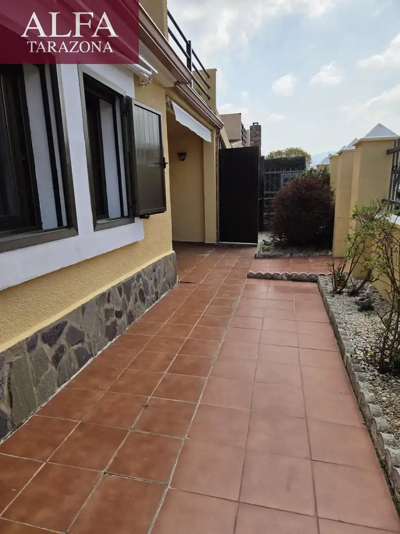 Terrasse von Einfamilien-Reihenhaus zum Verkauf in Añón de Moncayo mit Privatgarten, Terrasse und Gemeinschaftspool