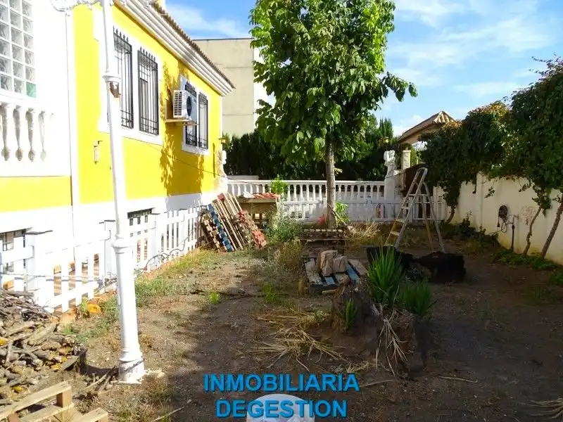 Vista exterior de Casa o xalet en venda en Linares amb Aire condicionat, Calefacció i Jardí privat