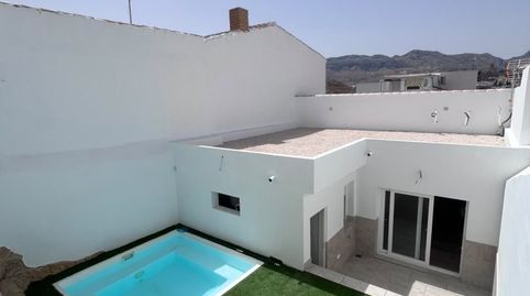 Casa a estrenar en planta baja.Patio con pequeña piscina, 2 dormitorios, salón cocina , trastero y baño.