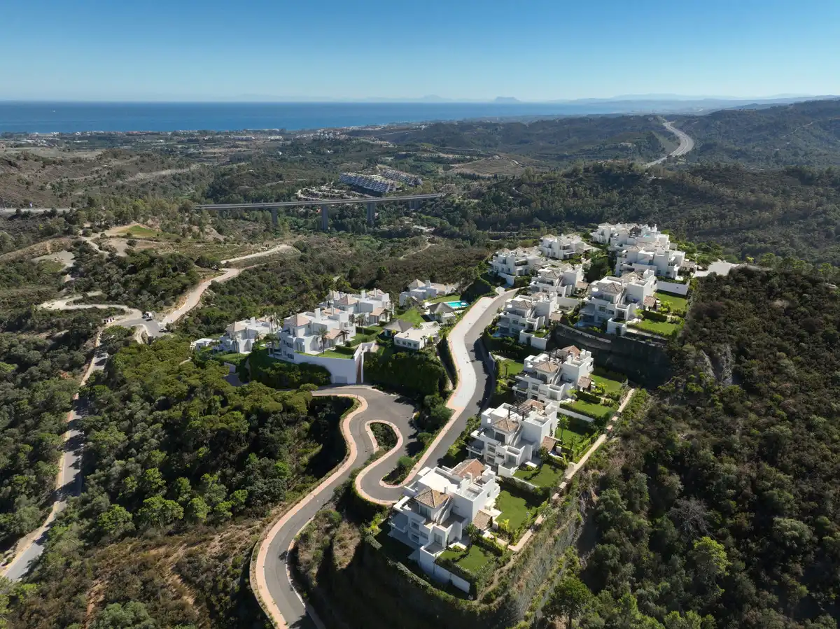 Vista exterior de Planta baixa en venda en Benahavís amb Jardí privat, Terrassa i Piscina