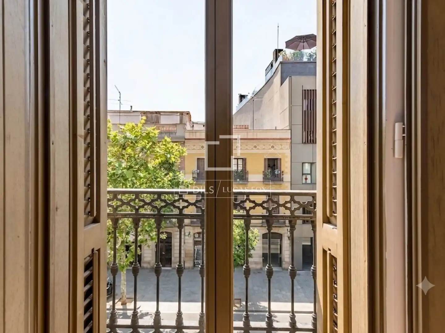Außenansicht von Wohnung zum Verkauf in Barcelona mit Klimaanlage, Parkett und Terrasse