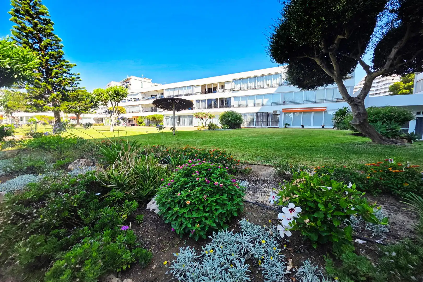 Vista exterior de Apartament en venda en Benalmádena amb Aire condicionat, Calefacció i Jardí privat