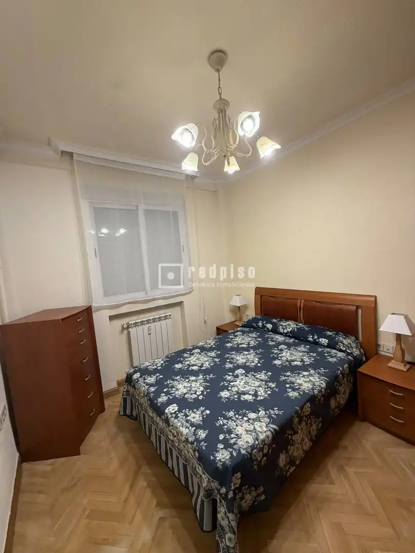 Schlafzimmer von Wohnung zur Miete in Madrid mit Heizung, Parkett und Möbliert