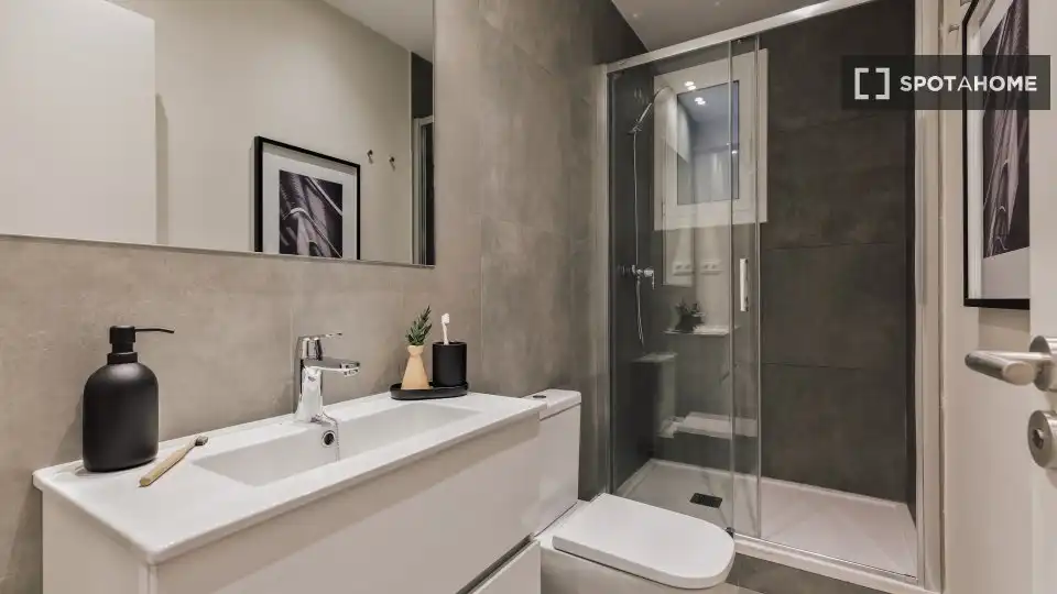 Bathroom of Flat for rent in Barcelona  with Air Conditioner, Heating and Furnished