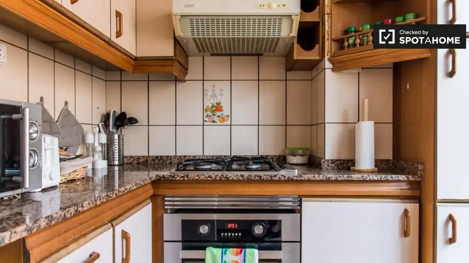 Cuina de Pis de lloguer en Valencia amb Aire condicionat, Calefacció i Moblat