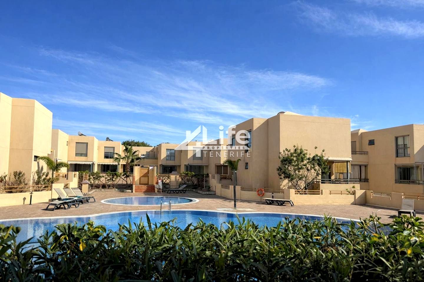 Vista exterior de Casa o xalet en venda en Granadilla de Abona amb Aire condicionat, Jardí privat i Terrassa