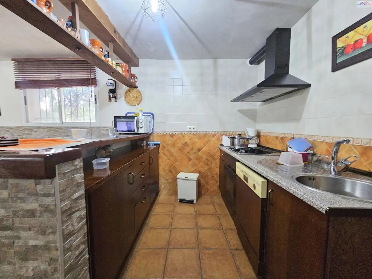 Cuina de Casa o xalet en venda en Villa del Prado amb Traster i Piscina