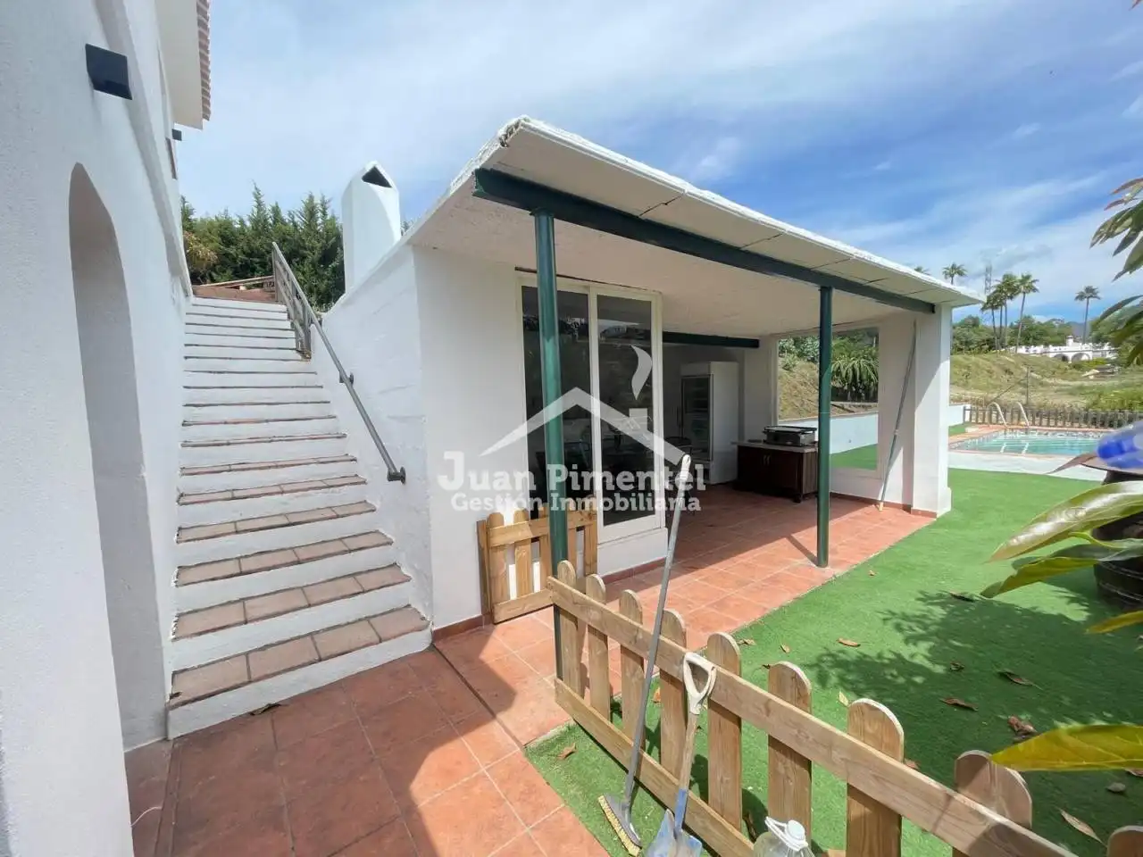 Vista exterior de Finca rústica en venda en Estepona amb Aire condicionat, Jardí privat i Terrassa