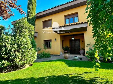 Xalet amb balcó en venda a Villafranca del Castillo