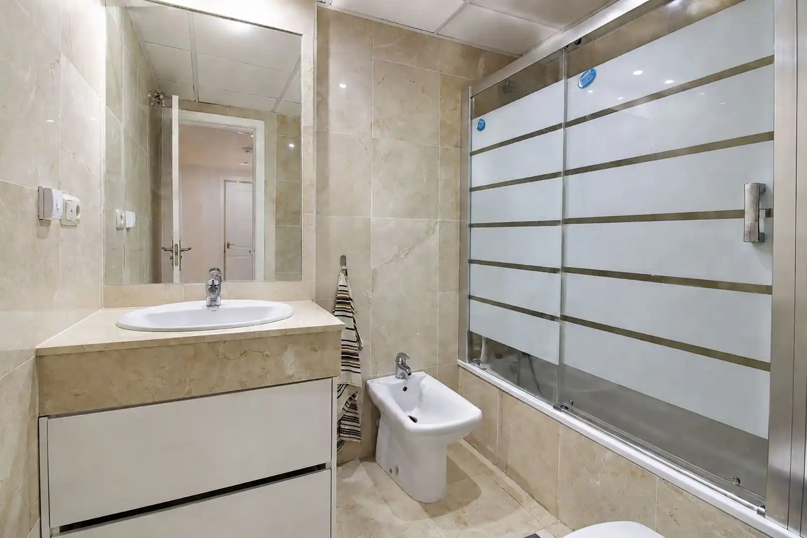 Bathroom of Flat for rent in Marbella  with Air Conditioner, Terrace and Swimming Pool