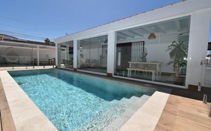 Piscina de Casa o xalet en venda en Chiclana de la Frontera amb Aire condicionat, Calefacció i Jardí privat