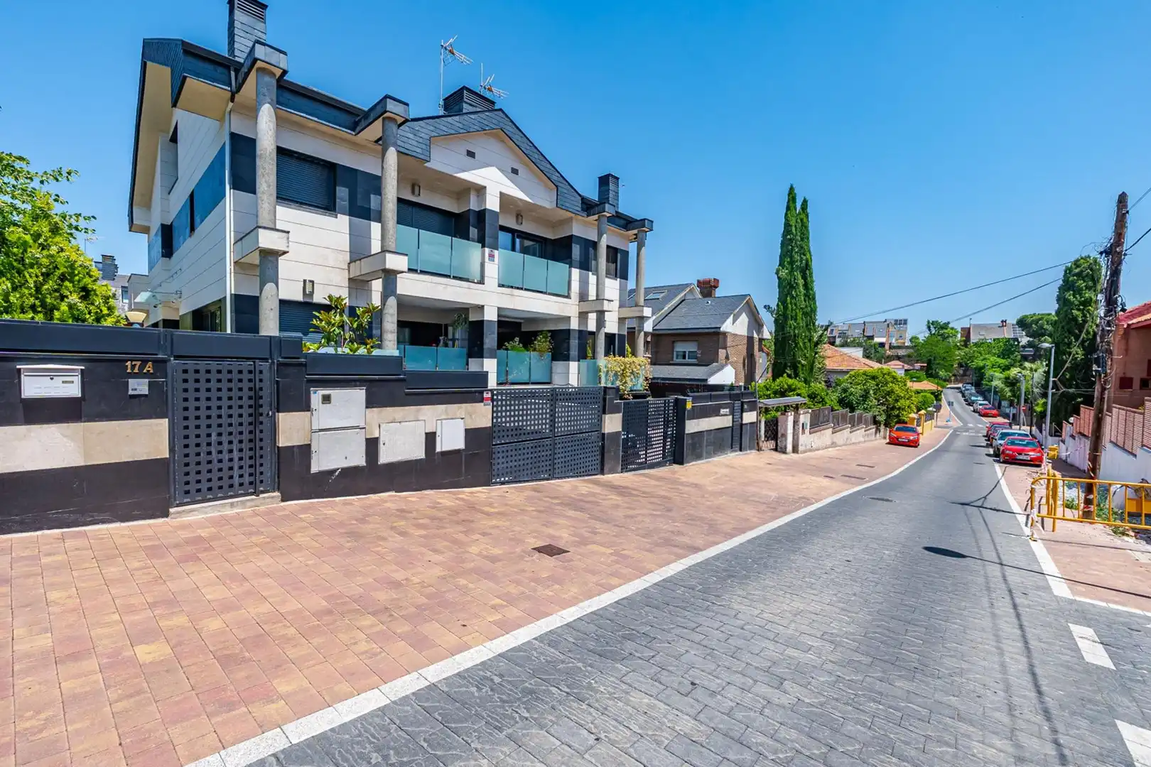 Vista exterior de Casa adosada en venta en Pozuelo de Alarcón con Aire acondicionado, Calefacción y Piscina