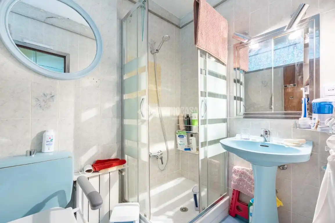 Bathroom of Flat for sale in Madrid  with Heating and Storage room
